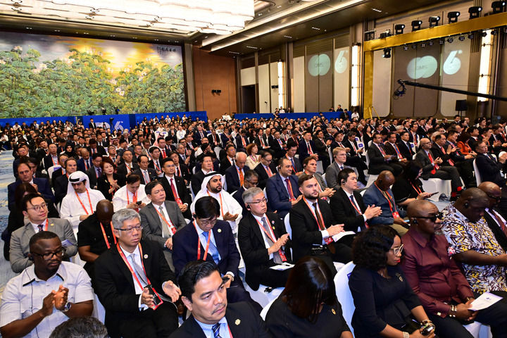 2025年6月19日，与会嘉宾在第六届跨国公司领导人青岛峰会上听会。