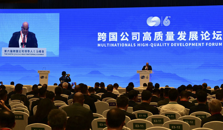 参加此次峰会的沙特国际电力和水务公司中国区主席赛乐·哈卜提在跨国公司高质量发展论坛上发言。
