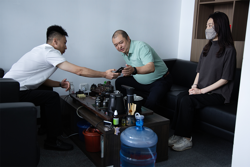 即墨路街道办事处经文中心李彧主任率队走进山东国港商业管理有限公司