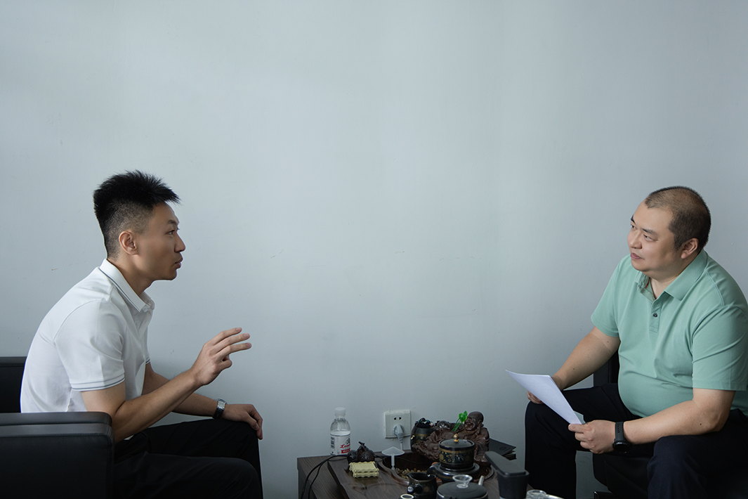 李彧主任高度赞誉企业在商业运营与资源整合领域取得的卓越成就，随后与赵森书记围绕企业发展痛点展开深度研讨