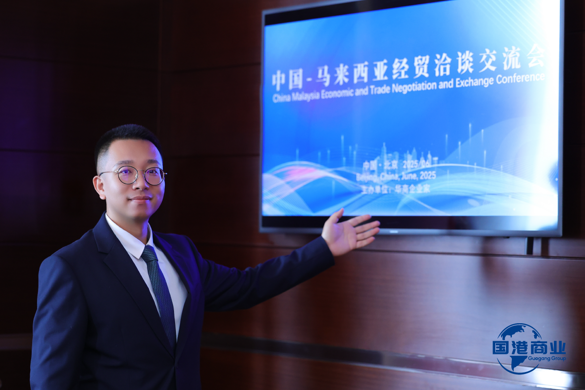 华裔企业家主席梁铁民热情引导嘉宾就座