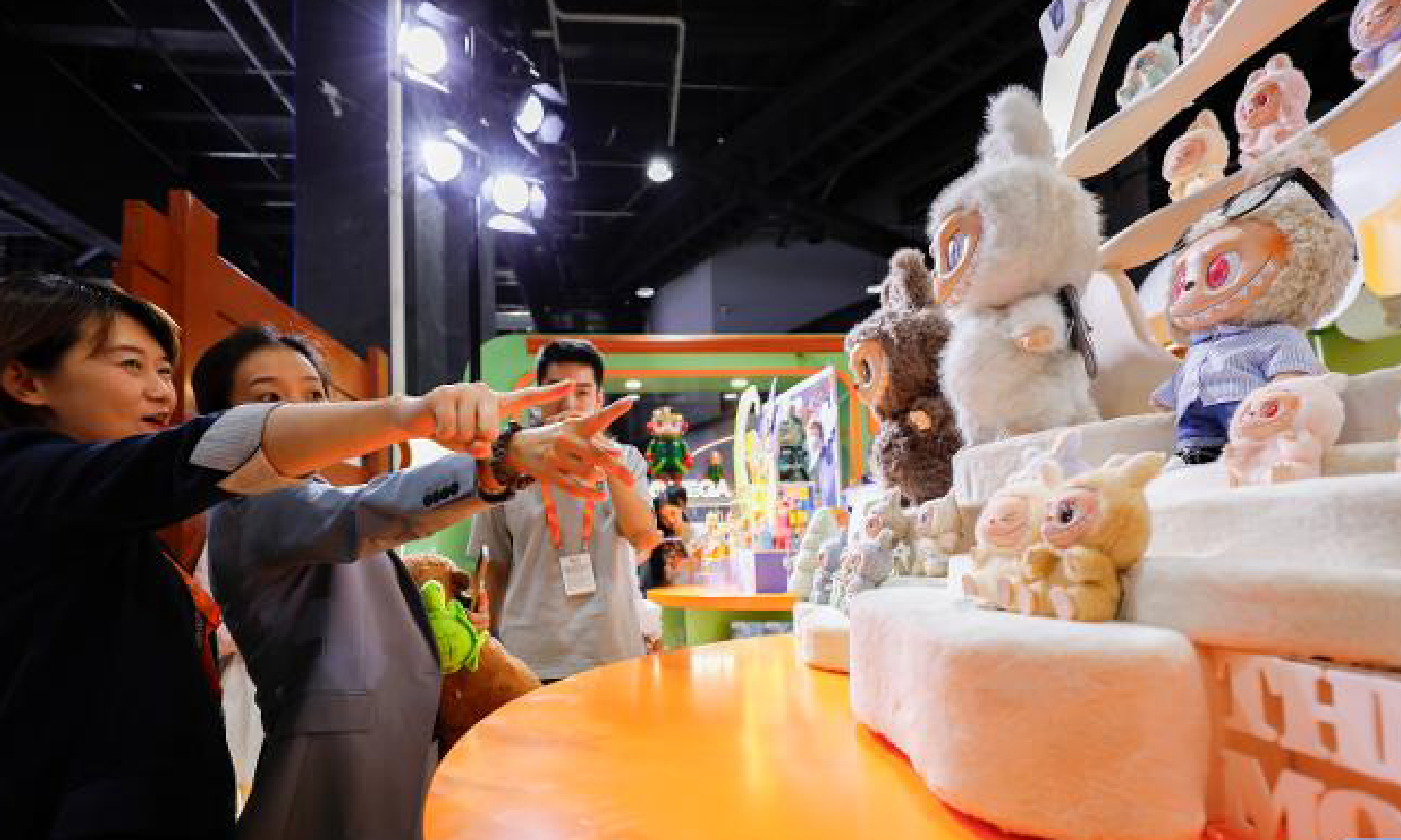 9月10日，观众在服贸会主题展区泡泡玛特展台前参观