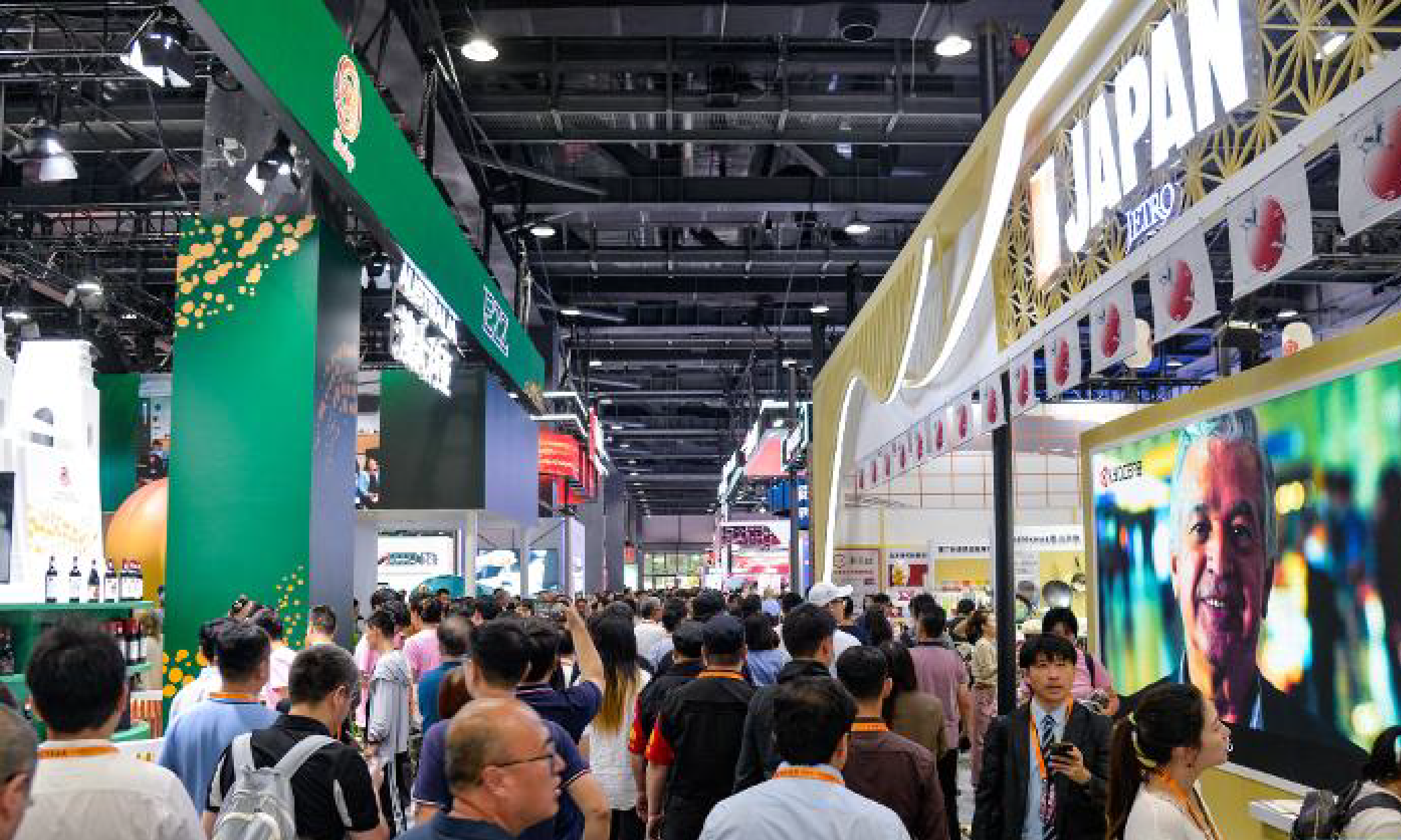 9月10日，人们在北京首钢园参观2025年服贸会主题展展馆