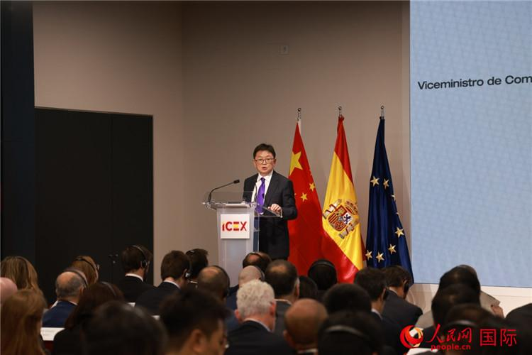 中国商务部副部长兼国际贸易谈判副代表凌激在中国—西班牙贸易投资对接会上致辞。人民网记者 许海林摄
