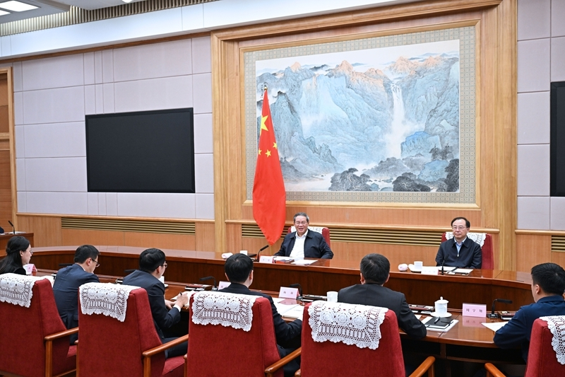 10月14日下午，中共中央政治局常委、国务院总理李强主持召开经济形势专家和企业家座谈会，听取对当前经济形势和下一步经济工作的意见建议。
