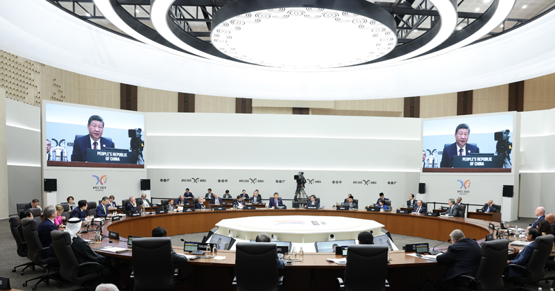 当地时间10月31日上午，亚太经合组织第三十二次领导人非正式会议第一阶段会议在韩国庆州和白会议中心举行。国家主席习近平出席会议并发表题为《共建普惠包容的开放型亚太经济》的重要讲话。